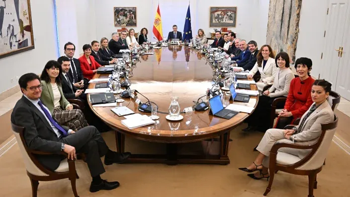 Miembros del Gobierno reunidos alrededor de una mesa en una sala de reuniones de La Moncloa