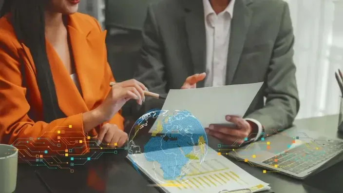 Profesionales en reunión de negocios con gráficos digitales de conectividad global y tecnología.