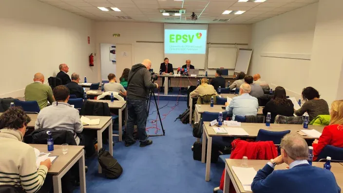 Jornada informativa sobre EPSV (planes de pensiones) con ponentes y asistentes en una sala de conferencias.