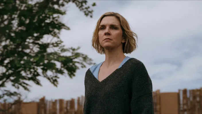 Primer plano de la actriz Rhea Seehorn con gesto serio en una escena de la serie dramática original Pluribus de Apple TV+.