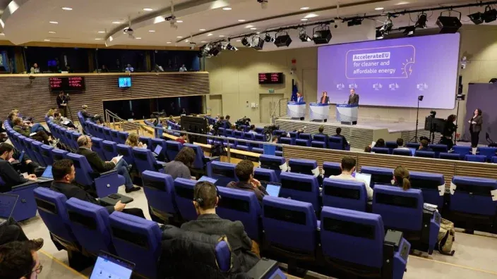Sala de prensa con asistentes durante una rueda de prensa de la Comisión Europea sobre AccelerateEU