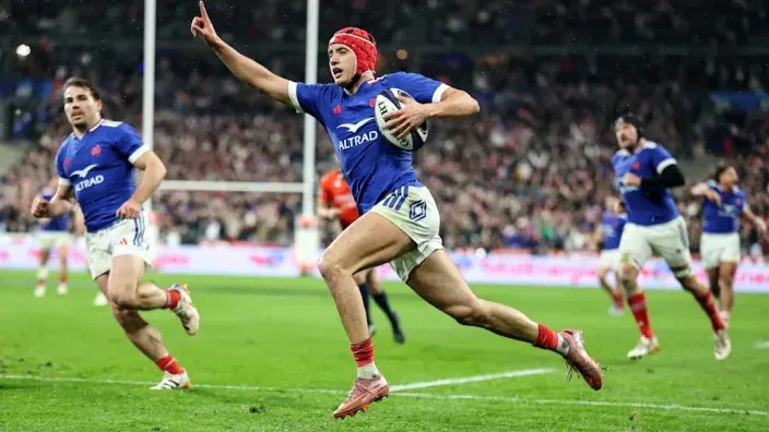 Jugador de la selección de Francia anota un ensayo durante un partido del Torneo Seis Naciones