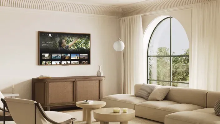 Smart TV en un salón de diseño minimalista mostrando una galería de fotos personal como decoración del hogar.