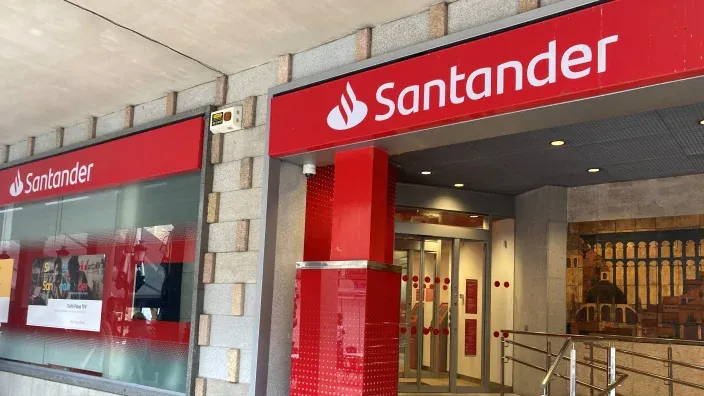Fachada de una oficina del Banco Santander en España