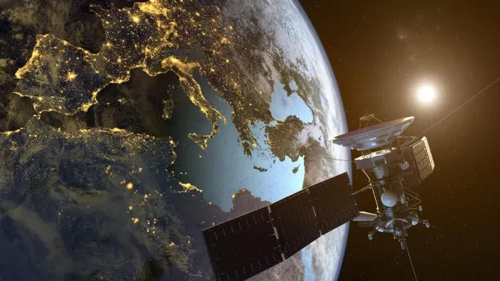 Satélite de telecomunicaciones Starlink orbitando la Tierra sobre el continente europeo.