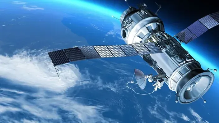 Satélite en órbita sobre la Tierra visto desde el espacio