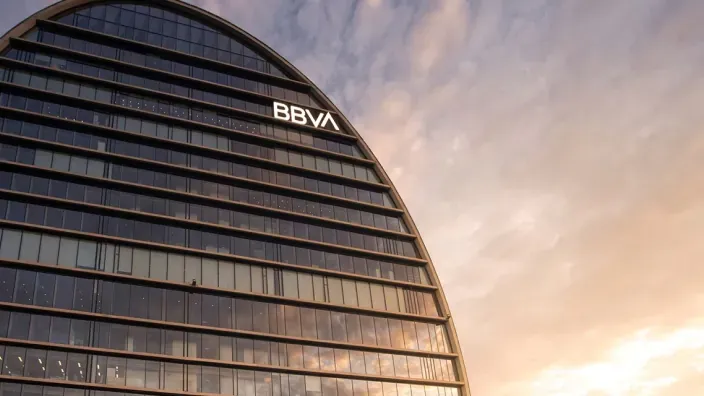Edificio de la sede corporativa del banco BBVA al atardecer, conocido como La Vela en Madrid.