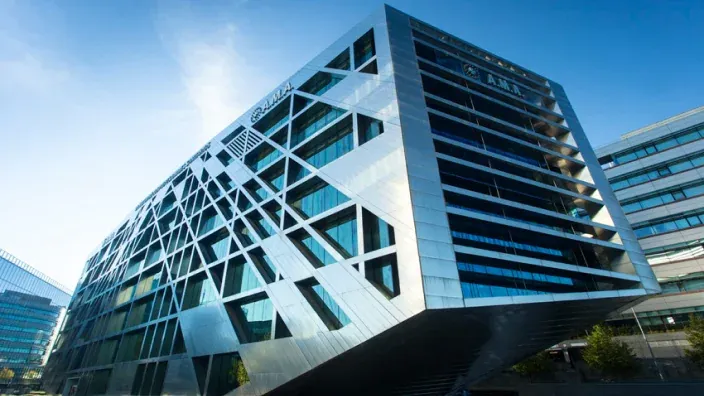 Sede corporativa de AMA Seguros en un edificio moderno de oficinas