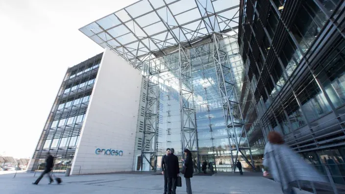 Fachada de la sede corporativa de Endesa con personas accediendo al edificio.
