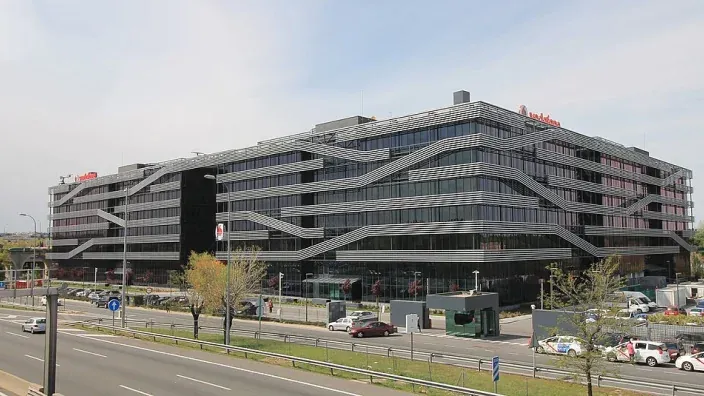 Edificio de Vodafone Plaza, la sede central de la operadora de telecomunicaciones Vodafone en la Avenida de América de Madrid.