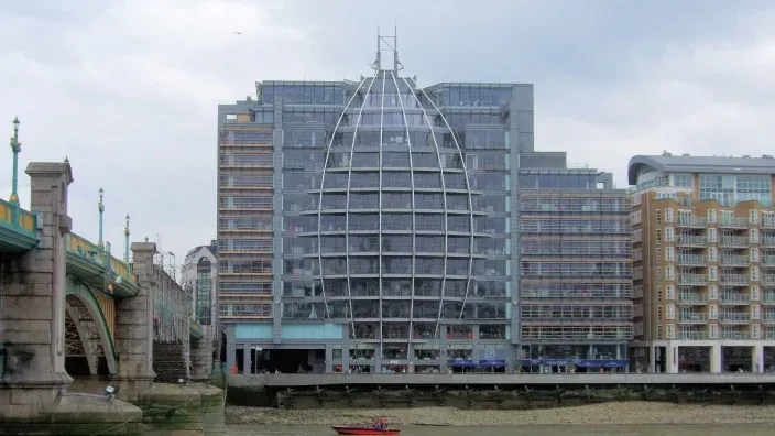 Edificio Riverside House sede de Ofcom en Londres junto al río Támesis para representar la regulación de medios y comunicación.