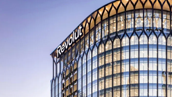 Sede corporativa de Revolut, empresa fintech, con edificio moderno de oficinas