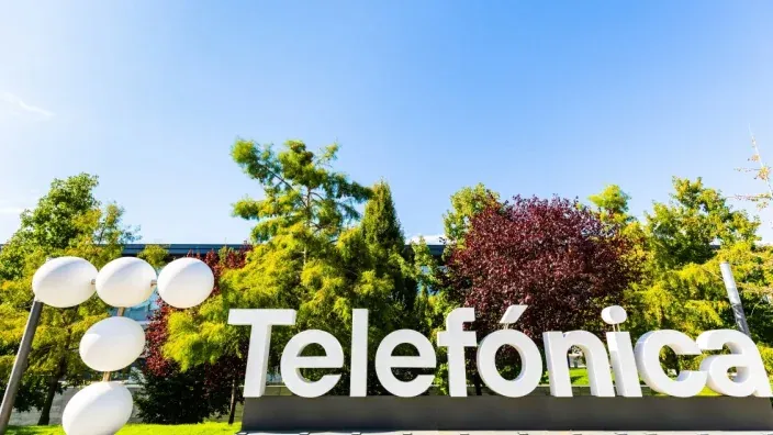 Fachada de la sede de Telefónica con el logotipo de la compañía en primer plano.