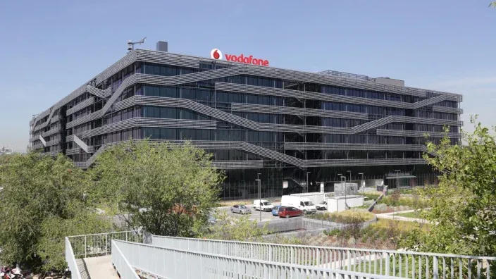 Sede central de Vodafone en Madrid: edificio corporativo moderno con fachada de cristal y logotipo de la marca.