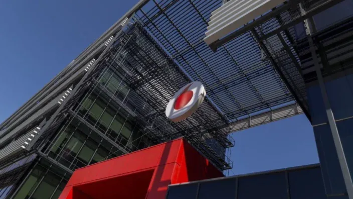 Fachada de la sede corporativa de Vodafone, un edificio moderno que simboliza la innovación y la tecnología.