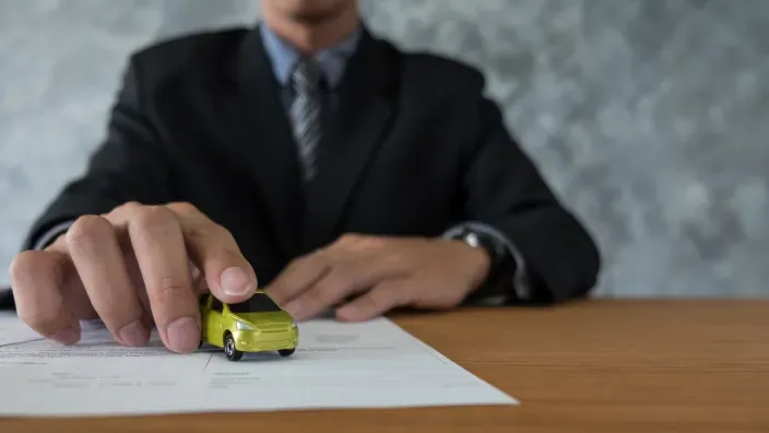 Agente de seguros finalizando la contratación de una póliza de coche.