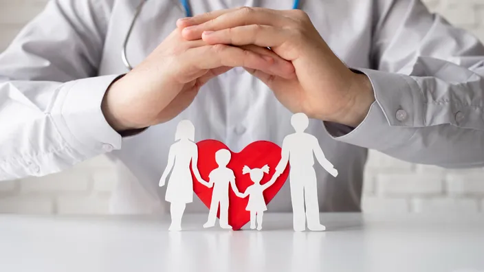 Médico protegiendo la salud de una familia. Concepto de seguro de salud, protección y bienestar para padres e hijos.