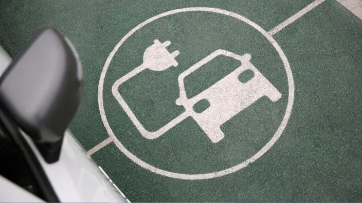 Símbolo de aparcamiento reservado para coches eléctricos pintado en el suelo