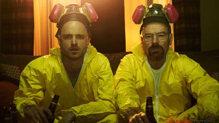 Walter White y Jesse Pinkman (Bryan Cranston y Aaron Paul) con sus trajes amarillos en una escena de la serie Breaking Bad.