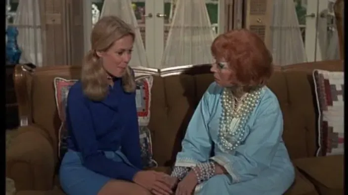 Escena de la clásica sitcom Embrujada con Samantha Stephens (Elizabeth Montgomery) y su madre Endora (Agnes Moorehead).