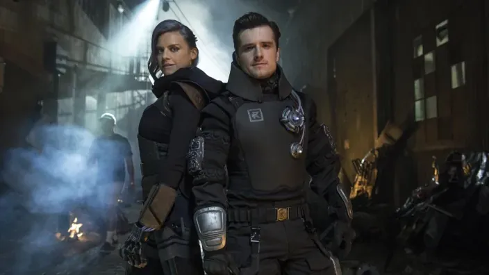 Los protagonistas de la serie de ciencia ficción Future Man, Josh Hutcherson y Eliza Coupe, en una escena de acción.