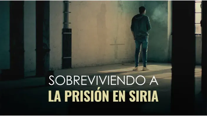 Cartel del documental Sobreviviendo a la prisión en Siria con hombre de espaldas en celda.
