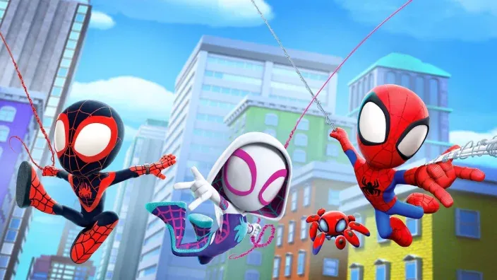 Imagen de la serie infantil Spidey y su Superequipo. SpiderMan (Peter Parker), Miles Morales y Ghost-Spider (Gwen Stacy).