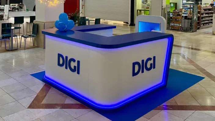 Stand o isla comercial de la operadora DIGI en un centro comercial para captar nuevos clientes de fibra y móvil.