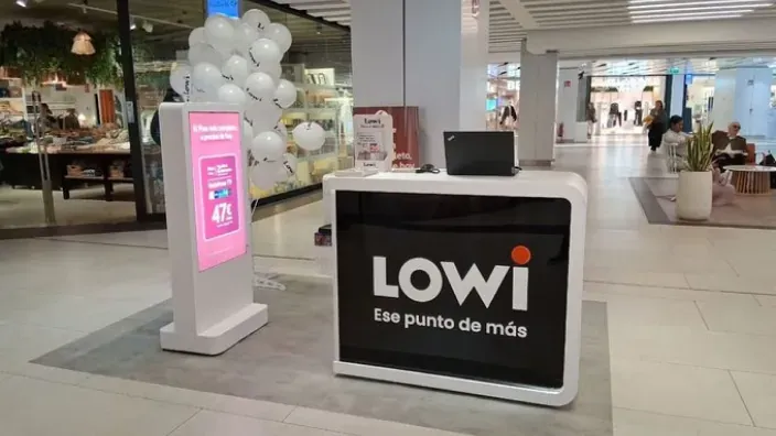 Stand de Lowi en un centro comercial para la contratación de tarifas de fibra y móvil con atención al cliente.