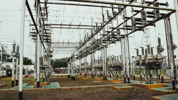 Subestación eléctrica de alta tensión con múltiples cables y equipos de distribución
