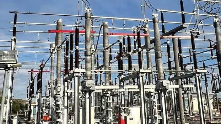 Subestación eléctrica con transformadores y equipos de alta tensión al aire libre.