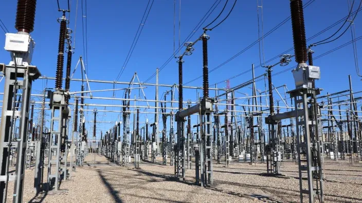 Subestación eléctrica con transformadores y cables de alta tensión.