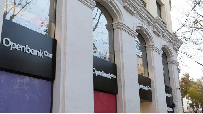 Sede corporativa de Openbank, el banco digital del Grupo Santander. Vista exterior de la fachada de su oficina principal en la ciudad.