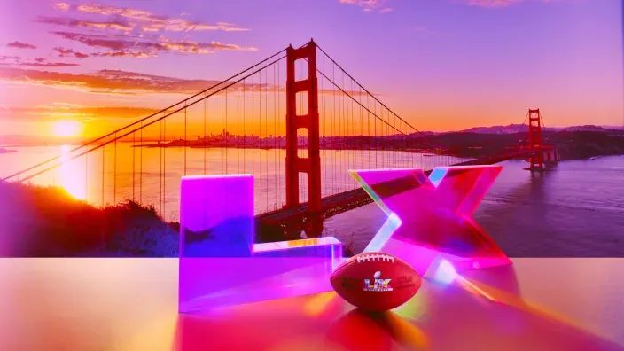 Imagen promocional de la Super Bowl LIX con el Golden Gate de San Francisco al atardecer y un balón de fútbol americano