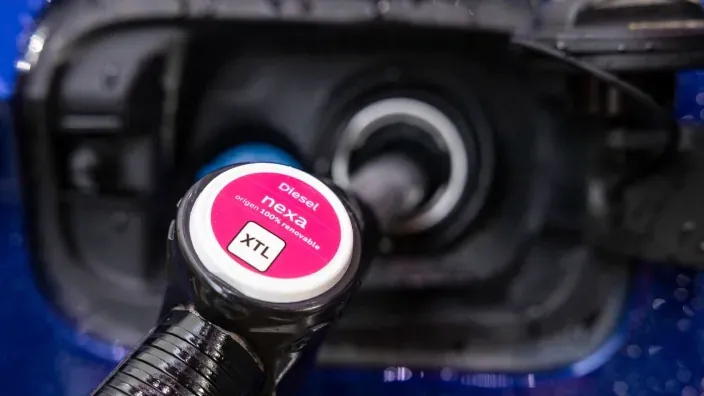 Boquilla de surtidor Diésel Nexa XTL de Repsol lista para repostar en el depósito de un coche.