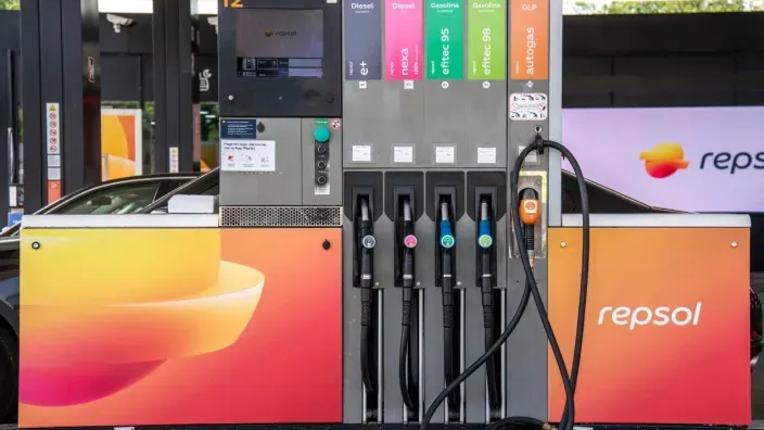 Surtidor de gasolinera Repsol con diferentes tipos de combustibles disponibles.