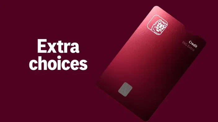 Tarjeta ING Extra roja junto al texto Extra choices sobre fondo granate