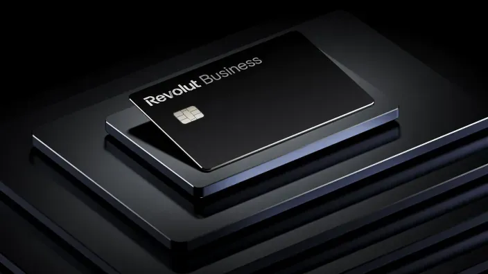 Tarjeta Revolut Business de color negro colocada sobre una superficie oscura.