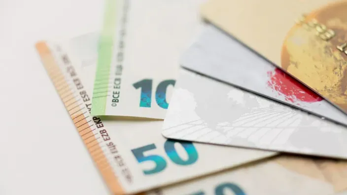Varias tarjetas bancarias colocadas sobre billetes de euro