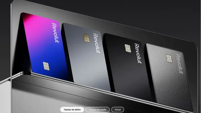 Gama de tarjetas de débito crédito y virtuales de Revolut en colores degradados y metálico.