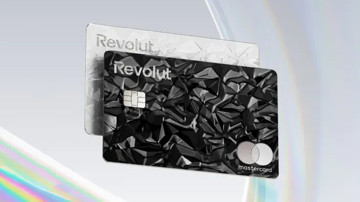 Tarjetas metálicas de Revolut en color negro y plata con diseño texturizado y logo de Mastercard.r