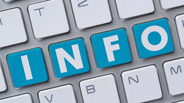 Tecla azul con la palabra INFO destacada en el teclado de un ordenador.