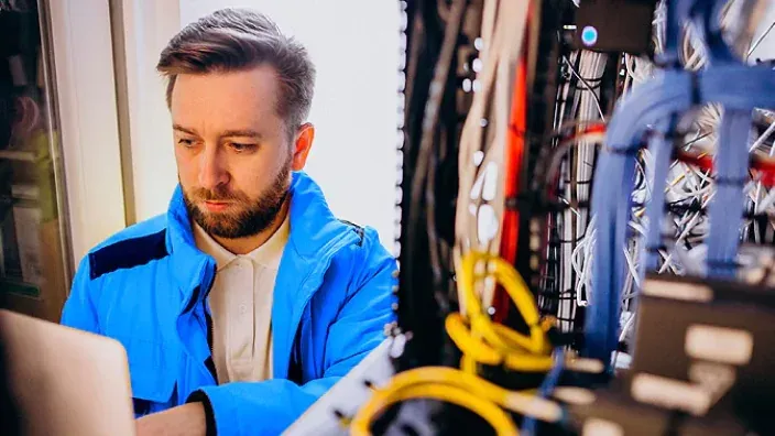 Técnico de Movistar revisando la instalación de fibra óptica en un domicilio.