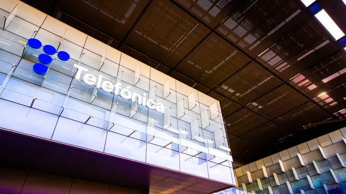 Fachada del edificio corporativo de Telefónica con su logotipo iluminado