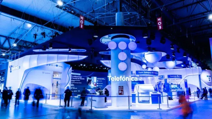 Stand de Telefónica en el Mobile World Congress de Barcelona con diseño moderno e iluminación azul.