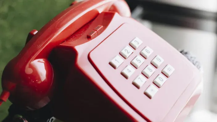 Teléfono rojo que sirve para identificar a la aseguradora Línea Directa.