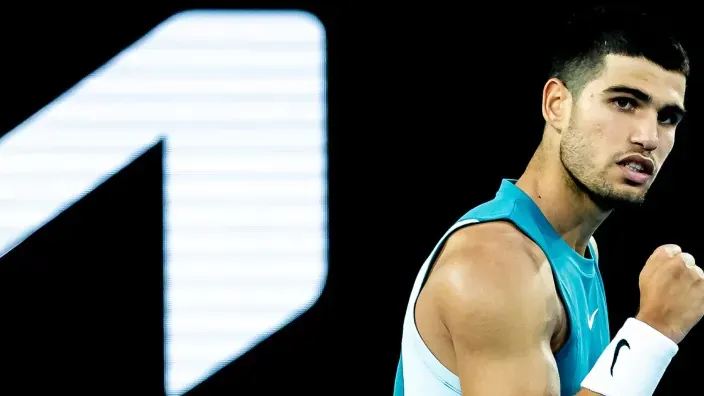 Fotografía de Carlos Alcaraz celebrando un punto durante un partido, en primer plano.