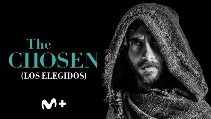 Imagen promocional en blanco y negro de la serie The Chosen (Los Elegidos), con un hombre con capucha mirando fijamente a cámara y el logo de Movistar Plus+.