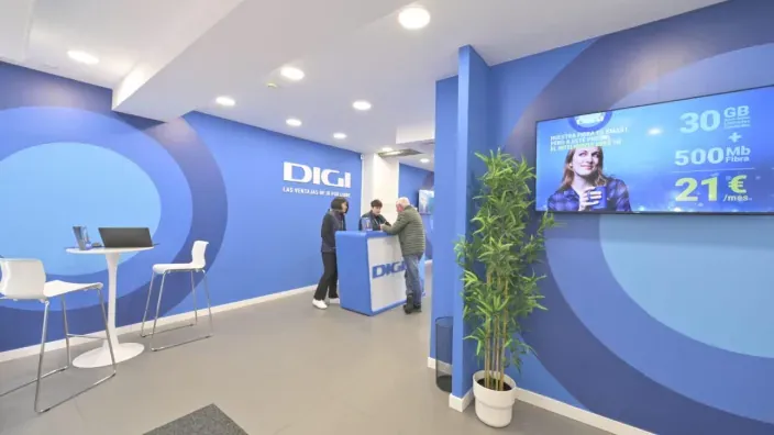 Interior de una tienda de DIGI de atención al cliente y ventas comerciales.