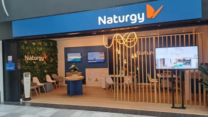Oficina de Naturgy con espacio de atención al cliente en centro comercial.